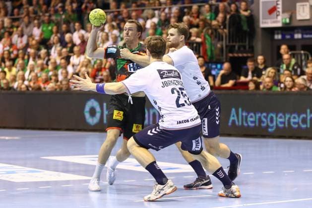 04.06.2025, xgox, Handball - Daikin HBL, SC Magdeburg - SG Flensburg-Handewitt emspor, v.l. Lukas Jorgensen (Jörgensen, Flensburg, 25), Felix Claar (Magdeburg, 7), Johannes Golla (Flensburg, 4) Zweikampf, Duell, Kampf, tackle Magdeburg