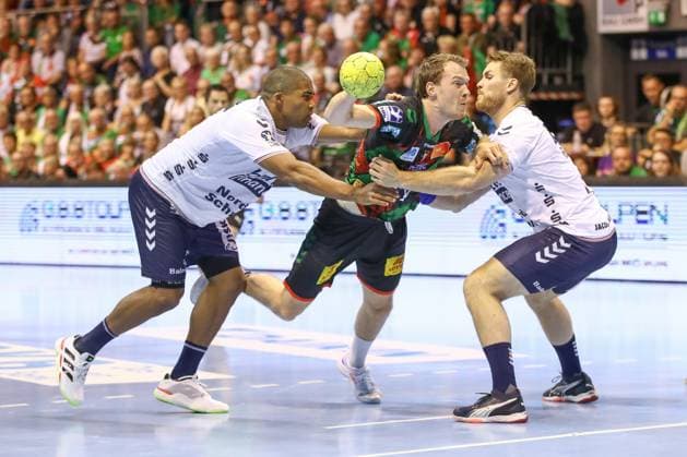 04.06.2025, xgox, Handball - Daikin HBL, SC Magdeburg - SG Flensburg-Handewitt emspor, v.l. Mads Mensah Larsen (Flensburg, 22), Felix Claar (Magdeburg, 7), Johannes Golla (Flensburg, 4) Zweikampf, Duell, Kampf, tackle Magdeburg