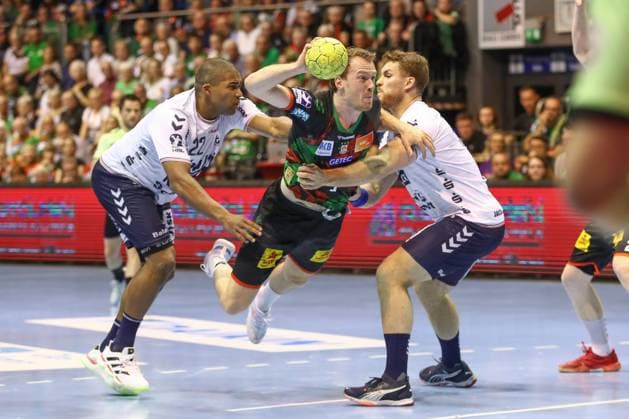 04.06.2025, xgox, Handball - Daikin HBL, SC Magdeburg - SG Flensburg-Handewitt emspor, v.l. Mads Mensah Larsen (Flensburg, 22), Felix Claar (Magdeburg, 7), Johannes Golla (Flensburg, 4) Zweikampf, Duell, Kampf, tackle Magdeburg