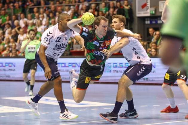 04.06.2025, xgox, Handball - Daikin HBL, SC Magdeburg - SG Flensburg-Handewitt emspor, v.l. Mads Mensah Larsen (Flensburg, 22), Felix Claar (Magdeburg, 7), Johannes Golla (Flensburg, 4) Zweikampf, Duell, Kampf, tackle Magdeburg