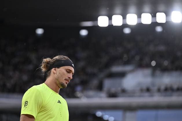 2025 Roland-Garros - Day 11 PARIS, FRANCE - JUNE 4: Alexander Zverev of Germany in action against Novak Djokovic (not seen) of Serbia during the Men s Singles Quarter Final match on Day Eleven of the 2025 French Open at Court Philippe-Chatrier in Paris, France on June 4, 2025. Burak Akbulut Anadolu Paris France. Editorial use only. Please get in touch for any other usage.  Copyright: x2025xAnadoluxBurakxAkbulutx