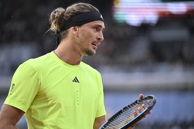 2025 Roland-Garros - Day 11 PARIS, FRANCE - JUNE 4: Alexander Zverev of Germany in action against Novak Djokovic (not seen) of Serbia during the Men s Singles Quarter Final match on Day Eleven of the 2025 French Open at Court Philippe-Chatrier in Paris, France on June 4, 2025. Burak Akbulut Anadolu Paris France. Editorial use only. Please get in touch for any other usage.  Copyright: x2025xAnadoluxBurakxAkbulutx