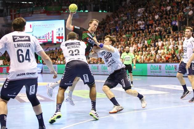 04.06.2025, xgox, Handball - Daikin HBL, SC Magdeburg - SG Flensburg-Handewitt emspor, v.l. Mads Mensah Larsen (Flensburg, 22), Felix Claar (Magdeburg, 7), Lukas Jorgensen (Jörgensen, Flensburg, 25) Zweikampf, Duell, Kampf, tackle Magdeburg