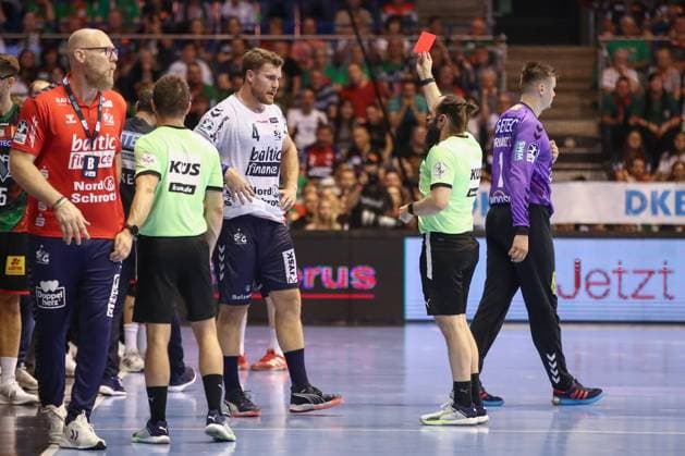 04.06.2025, xgox, Handball - Daikin HBL, SC Magdeburg - SG Flensburg-Handewitt emspor, v.l. Johannes Golla (Flensburg, 4) Rote Karte, Platzverweis, sent off Magdeburg