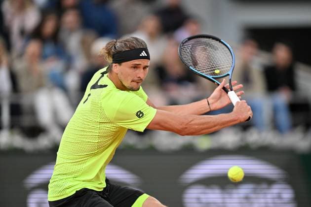 2025 Roland-Garros - Day 11 PARIS, FRANCE - JUNE 4: Alexander Zverev of Germany in action against Novak Djokovic (not seen) of Serbia during the Men s Singles Quarter Final match on Day Eleven of the 2025 French Open at Court Philippe-Chatrier in Paris, France on June 4, 2025. Mustafa Yalcin Anadolu Paris France. Editorial use only. Please get in touch for any other usage.  Copyright: x2025xAnadoluxMustafaxYalcinx