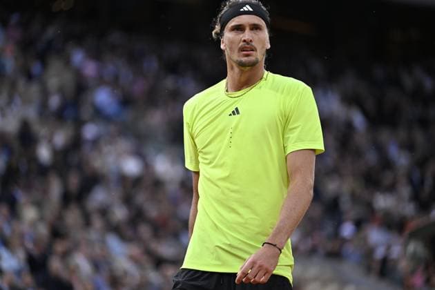 2025 Roland-Garros - Day 11 PARIS, FRANCE - JUNE 4: Alexander Zverev of Germany in action against Novak Djokovic (not seen) of Serbia during the Men s Singles Quarter Final match on Day Eleven of the 2025 French Open at Court Philippe-Chatrier in Paris, France on June 4, 2025. Burak Akbulut Anadolu Paris France. Editorial use only. Please get in touch for any other usage.  Copyright: x2025xAnadoluxBurakxAkbulutx
