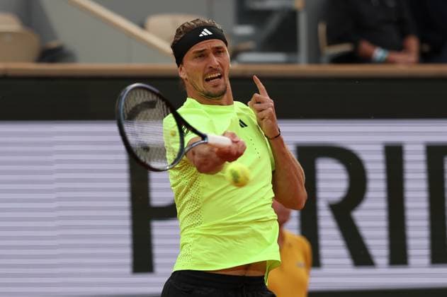 ROLAND GARROS 2025 Thierry Larret MAXPPP - PARIS (75) 04 06 2025 Thierry Larret Maxppp. Tennis. Roland Garros 2025. Internationaux de France de tennis. Stade Roland Garros, Paris (75).Le 4 juin 2025. Court Philippe Chatrier : Alexander ZVEREV (GER) vs Novak DJOKOVIC (SRB) PARIS (75) STADE ROLAND GARROS PARIS ILE DE FRANCE FRANCE  Copyright: xMAXPPPxThierryxLarretx TLR202506047017 TLR202506047017