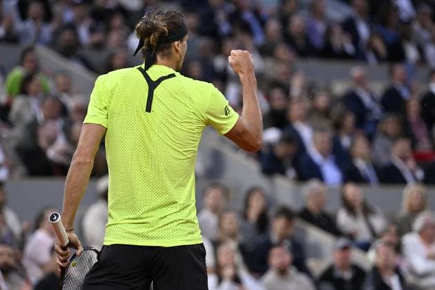 2025 Roland-Garros - Day 11 PARIS, FRANCE - JUNE 4: Alexander Zverev of Germany in action against Novak Djokovic (not seen) of Serbia during the Men s Singles Quarter Final match on Day Eleven of the 2025 French Open at Court Philippe-Chatrier in Paris, France on June 4, 2025. Burak Akbulut Anadolu Paris France. Editorial use only. Please get in touch for any other usage.  Copyright: x2025xAnadoluxBurakxAkbulutx