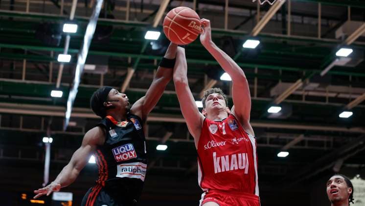 Sport Themen der Woche KW23 Sport Bilder des Tages Im Bild: v.li. Nate Hinton (Ratiopharm Ulm, 4), Hannes Steinbach (Wuerzburg Baskets, 7) am Ball und Noa Essengue (ratiopharm Ulm, 12) 04.06.2025, FIT-One Wuerzburg Baskets vs. Ratiopharm Ulm, easyCredit BBL - Playoffs, Halbfinale, 2. Spiel, Deutschland, Wuerzburg, tectake-Arena, *** In the picture from left Nate Hinton Ratiopharm Ulm, 4 , Hannes Steinbach Wuerzburg Baskets, 7 on the ball and Noa Essengue ratiopharm Ulm, 12 04 06 2025, FIT One Wuerzburg Baskets vs Ratiopharm Ulm, easyCredit BBL Playoffs, Semifinal, 2 Game, Germany, Wuerzburg, tectake Arena, Copyright: HMBxMedia xJulienxBecker