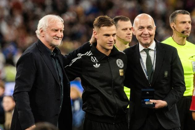 Bilder des Jahres 2025, Sport 06 Juni Bilder des Jahres 2025, Sport 06 Juni Sport Themen der Woche KW23 Sport Bilder des Tages UEFA Nations League Finals: Deutschland - Portugal; 04.06.2025 Joshua Kimmich (Deutschland, 6, Mitte) wird von Rudi Völler (DFB Direktor A-Nationalmannschaft) und Bernd Neuendorf (DFB Präsident) für sein 100. Länderspiel geehrt UEFA Nations League Finals: Halbfinale Deutschland - Portugal; München, Munich Football Arena am 04.06.2025 *** UEFA Nations League Finals Germany Portugal 04 06 2025 Joshua Kimmich Germany, 6, center is honored by Rudi Völler DFB Director A National Team and Bernd Neuendorf DFB President for his 100 international match UEFA Nations League Finals Semifinal Germany Portugal Munich, Munich Football Arena on 04 06 2025 Copyright: xBEAUTIFULxSPORTS Wunderlx