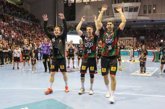 Sport Bilder des Tages 04.06.2025, xgox, Handball - Daikin HBL, SC Magdeburg - SG Flensburg-Handewitt emspor, v.l. Isak Persson (Magdeburg, 3), Michael Damgaard (Magdeburg, 34), Antonio Serradilla Cuenca (Magdeburg, 15) werden verabschiedet Magdeburg