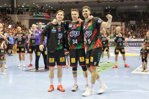 04.06.2025, xgox, Handball - Daikin HBL, SC Magdeburg - SG Flensburg-Handewitt emspor, v.l. Isak Persson (Magdeburg, 3), Michael Damgaard (Magdeburg, 34), Antonio Serradilla Cuenca (Magdeburg, 15) werden verabschiedet Magdeburg