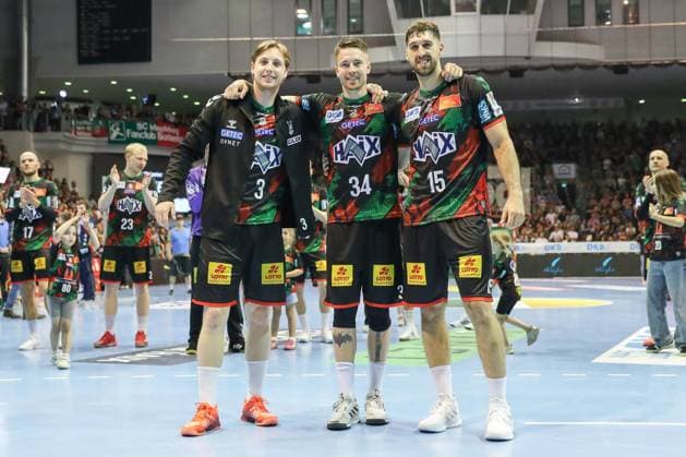 04.06.2025, xgox, Handball - Daikin HBL, SC Magdeburg - SG Flensburg-Handewitt emspor, v.l. Isak Persson (Magdeburg, 3), Michael Damgaard (Magdeburg, 34), Antonio Serradilla Cuenca (Magdeburg, 15) werden verabschiedet Magdeburg