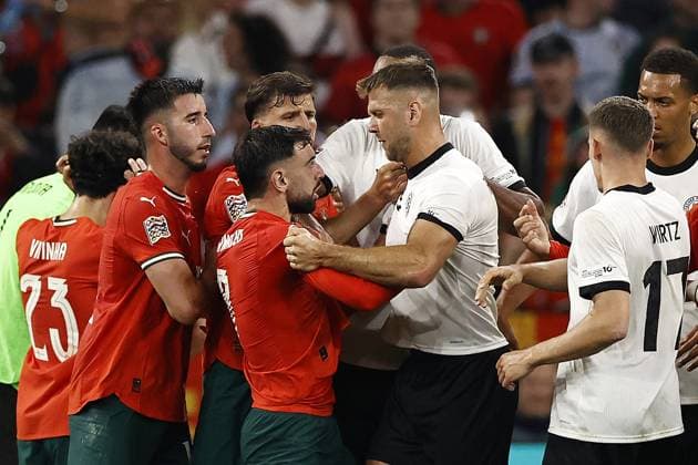 Sport Themen der Woche KW23 Sport Bilder des Tages MUNCHEN - (l-r) Goncalo Inacio of Portugal, Bruno Fernandes of Portugal gives headbutt to Niclas Fullkrug of Germany, Bruno Fernandes, referee Slavko Vincic, Jonathan Tah of Germany, Florian Wirtz of Germany, Joshua Kimmich of Germany during the UEFA Nations League semifinal match Germany v. Portugal at the Munich Football Arena on June 4, 2025 in Munich, Germany. ANP Hollandse Hoogte MAURICE VAN STEEN UEFA Nations League 2025 Semi-final 2024 25 xVIxANPxSportx xMauricexvanxSteenxIVx 529316701 originalFilename: 529316701.jpg