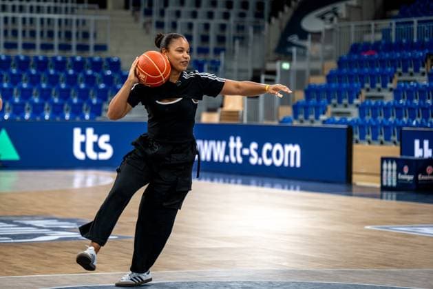 Sport Themen der Woche KW23 Sport Bilder des Tages easyCredit BBL Playoffs Halbfinale: MLP Academics Heidelberg – FC Bayern München Basketball; 04.06.2025 Yemisi Ogunleye stößt den Basketball wie eine Kugel Richtung Korb. easyCredit BBL Playoffs Halbfinale, MLP Academics Heidelberg – FC Bayern München Basketball im SNP-Dome in Heidelberg am 04.06.2025. easyCredit BBL Playoffs Halbfinale, MLP Academics Heidelberg – FC Bayern München Basketball im SNP-Dome in Heidelberg am 04.06.2025. *** easyCredit BBL Playoffs Semi-Final MLP Academics Heidelberg - FC Bayern Munich Basketball 04 06 2025 Yemisi Ogunleye shoots the basketball like a ball towards the basket easyCredit BBL Playoffs Semi-Final, MLP Academics Heidelberg - FC Bayern Munich Basketball at the SNP Dome in Heidelberg on 04 06 2025 easyCredit BBL Playoffs Semi-Final, MLP Academics Heidelberg - FC Bayern Munich Basketball at the SNP Dome in Heidelberg on 04 06 2025 Copyright: xBEAUTIFULxSPORTS Gelhardtx
