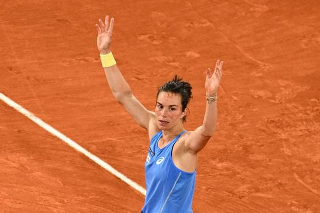 Roland Garros 2025: Lois Boisson (FRA) celebrates her victory against Mirra Andreeva in the quarter-finals of the Grand Slam tournament, on the Philippe Chatrier court, in Paris, on June 4, 2025, at the Roland-Garros stadium, - 04 06 2025 - France Ile-de-France (region) Paris -  JulienxMattiax xLexPictorium LePictorium_0309879