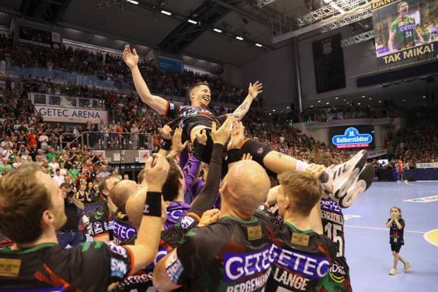 Bilder des Jahres 2025, Sport 06 Juni Sport Themen der Woche KW23 Sport Bilder des Tages 04.06.2025, xtgx, Handball, Daikin HBL, SC Magdeburg - SG Flensburg Handewitt v.l. die Mannschaft feiert Michael Damgaard (Magdeburg, 34) Magdeburg *** 04 06 2025, xtgx, Handball, Daikin HBL, SC Magdeburg SG Flensburg Handewitt v l the team celebrates Michael Damgaard Magdeburg, 34 Magdeburg