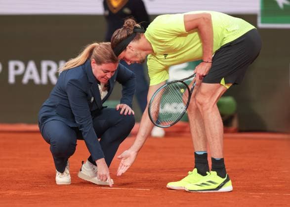 Alexander Zverev diskutiert auf dem Platz mit Schiedsrichter Louise Engzell wegen einem Ballabdruck auf der Linie. Tennis - French Open 2025 - Roland Garros - Paris - - France - 4 June 2025. Copyright: xJuergenxHasenkopfx