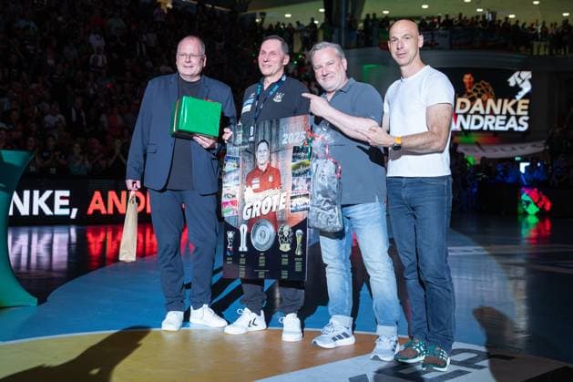 04.06.2025, xgox, Handball - Daikin HBL, SC Magdeburg - SG Flensburg-Handewitt emspor, v.l. Andreas Grote (Magdeburg) wird verabschiedet Magdeburg