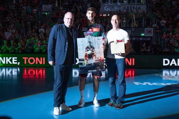 04.06.2025, xgox, Handball - Daikin HBL, SC Magdeburg - SG Flensburg-Handewitt emspor, v.l. Antonio Serradilla Cuenca (Magdeburg, 15) wird verabschiedet Magdeburg