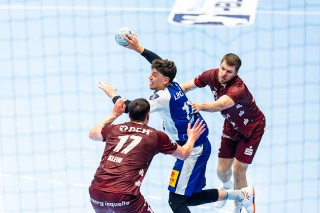 04.06.2025, GER, Handball, Maenner, Saison 24 25, 1.Daikin Handball Bundesliga, 33.Spieltag, ThSV Eisenach - 1.VfL Potsdam Jannek Klein (1.VfL Potsdam) Ole Schramm (1.VfL Potsdam) Marko Grgic (ThSV Eisenach,17) 99817 Eisenach Werner-Assmann-Halle Am Sportp Thueringen Deutschland