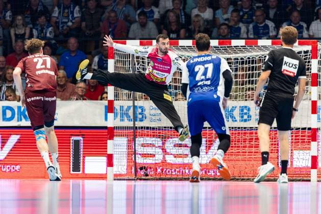 04.06.2025, GER, Handball, Maenner, Saison 24 25, 1.Daikin Handball Bundesliga, 33.Spieltag, ThSV Eisenach - 1.VfL Potsdam Nils Fuhrmann (1.VfL Potsdam) Matija Spikic (ThSV Eisenach,1) 99817 Eisenach Werner-Assmann-Halle Am Sportp Thueringen Deutschland