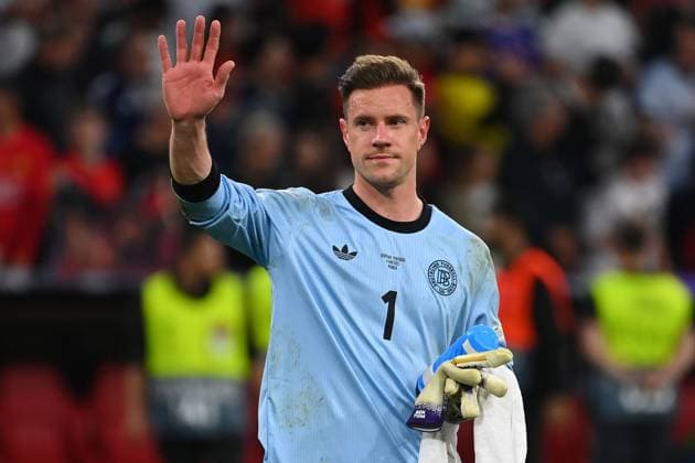 Torwart Marc Andre TER STEGEN (GER), Gestik,winkt, Aktion,Einzelbild,angeschnittenes Einzelmotiv,Halbfigur,halbe Figur. Fussball Nations League Final Four Halbfinale Deutschland (GER) - Portugal (POR) 1-2 am 04.06.2025 , Fussball Arena Muenchen.