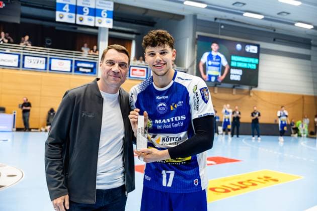 Sport Bilder des Tages 04.06.2025, GER, Handball, Maenner, Saison 24 25, 1.Daikin Handball Bundesliga, 33.Spieltag, ThSV Eisenach - 1.VfL Potsdam Marko Grgic (ThSV Eisenach,17) Nachwuchsspieler der Saison 2024 25 in der DAIKIN HBL wird von Andreas Wäschenbach geehrt 99817 Eisenach Werner-Assmann-Halle Am Sportp Thueringen Deutschland