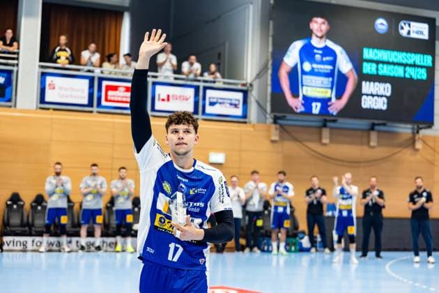 04.06.2025, GER, Handball, Maenner, Saison 24 25, 1.Daikin Handball Bundesliga, 33.Spieltag, ThSV Eisenach - 1.VfL Potsdam Marko Grgic (ThSV Eisenach,17) Nachwuchsspieler der Saison 2024 25 in der DAIKIN HBL 99817 Eisenach Werner-Assmann-Halle Am Sportp Thueringen Deutschland