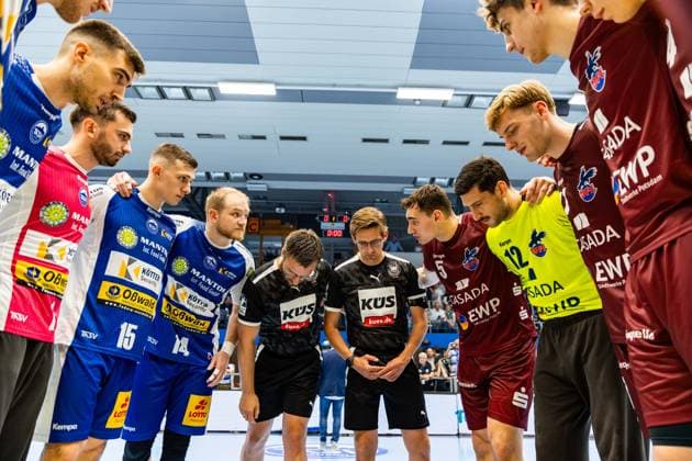 04.06.2025, GER, Handball, Maenner, Saison 24 25, 1.Daikin Handball Bundesliga, 33.Spieltag, ThSV Eisenach - 1.VfL Potsdam zeigt die beiden Mannschaften Teams des ThSV Eisenach und dem 1.VfL Potsdam kurz vor Spielbeginn gemeinsam mit den beiden Schiedsrichtern Steven Heine und Sascha Standke 99817 Eisenach Werner-Assmann-Halle Am Sportp Thueringen Deutschland