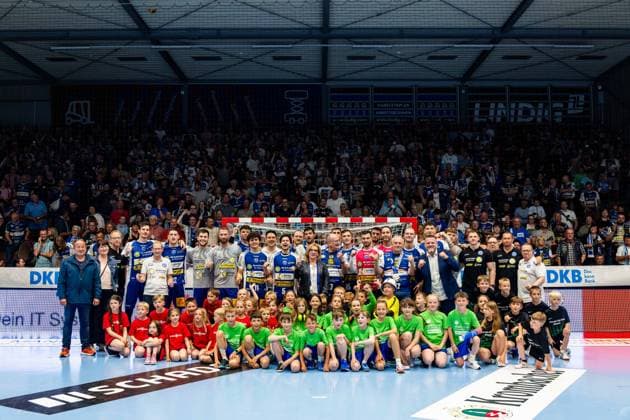 04.06.2025, GER, Handball, Maenner, Saison 24 25, 1.Daikin Handball Bundesliga, 33.Spieltag, ThSV Eisenach - 1.VfL Potsdam Mannschaftsfoto Teambild mit gemeinsam mit den Sponsor of the Day Koetter Security und den Einlaufkindern 99817 Eisenach Werner-Assmann-Halle Am Sportp Thueringen Deutschland