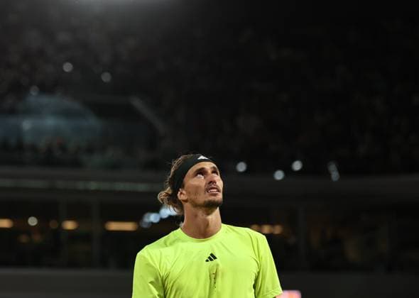Sport Themen der Woche KW23 Sport Bilder des Tages (250605) -- PARIS, June 5, 2025 -- Alexander Zverev reacts during the men s singles quarterfinal match between Alexander Zverev of Germany and Novak Djokovic of Serbia at the French Open tennis tournament at Roland Garros, Paris, France, June 4, 2025. ) (SP)FRANCE-PARIS-TENNIS-FRENCH OPEN-MEN S SINGLES-QUARTERFINAL LixJing 