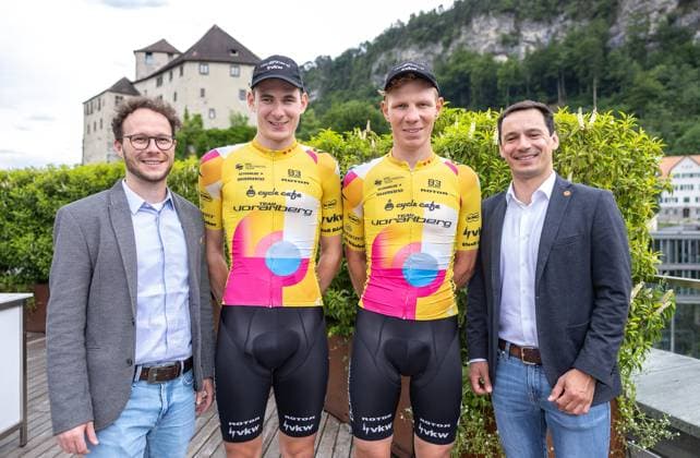 04.06.2025, Feldkirch, AUT, Tour of Austria 2025, Präsentation der Tour of Austria, im Bild v.l. Dominik Schatzmann (facts Marketing), Dominik Amann (Team Vorarlberg), Daniel Geismayr (Team Vorarlberg), Kevin Netzer (facts Marketing) left to right: Dominik Schatzmann (facts Marketing) Dominik Amann (Team Vorarlberg) Daniel Geismayr (Team Vorarlberg) Kevin Netzer (facts Marketing) during the Presentation of the Tour of Austria 2025 in Feldkirch, Austria on 2025 06 04. Expa Feldkirch