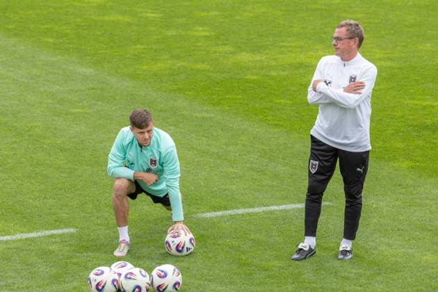 SOCCER - FIFA WC quali, AUT vs ROU SEEFELD,AUSTRIA,05.JUN.25 - SOCCER - FIFA World Cup, WM, Weltmeisterschaft, Fussball 2026, European Qualifiers, group stage, OEFB international match, Länderspiel, Nationalmannschaft Austria vs Romania, preview, training AUT. Image shows Christoph Baumgartner and head coach Ralf Rangnick (AUT).  GEPAxpictures xMichaelxKristen