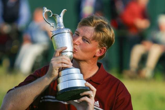 Archivbilder der Woche SPORT KW23 The 2002 Open Championship Ernie Els on the last final day of The Open Championship at Muirfield 2002 at the prize presentation with the trophy Copyright: xMarkxNewcombex