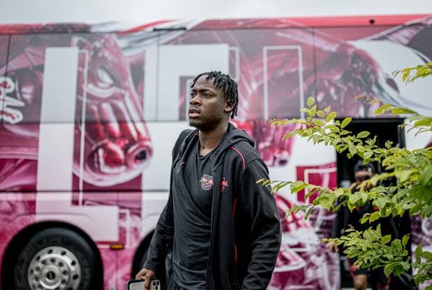 Leipzigs El Chadaille Bitshiabu. Abreise RB Leipzig am 23. Mai 2025 ins Trainingslager nach Sao Paolo, Brasilien. Flughafen Halle-Leipzig, Leipzig. Trainingslager RB Leipzig - Abreise