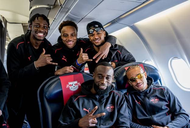 Leipzigs El Chadaille Bitshiabu, Assan Ouedraogo, Lois Openda, Lutsharel Geertruida und Xavi Simons. Abreise RB Leipzig am 23. Mai 2025 ins Trainingslager nach Sao Paolo, Brasilien. Flughafen Halle-Leipzig, Leipzig. Trainingslager RB Leipzig - Abreise