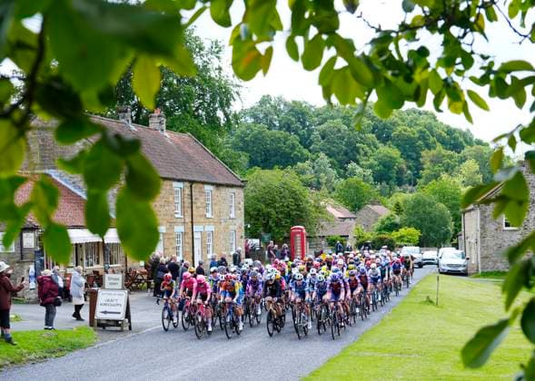 2025 Lloyds Tour of Britain Women Picture by Olly Hassell SWpix.com - 04 06 2025 -Picture by Olly Hassell SWpix.com - 05 06 2025 - Cycling - UCI Women s World Tour - 2025 Lloyds Tour of Britain Women - Stage 1: Dalby Forest to Redcar - The Peloton goes through Hutton Le Hole Copyright: x xSWpix.comx(t axPhotographyxHubxLtd)xOllyxHassell SWpix.comx SWP-2944-0036