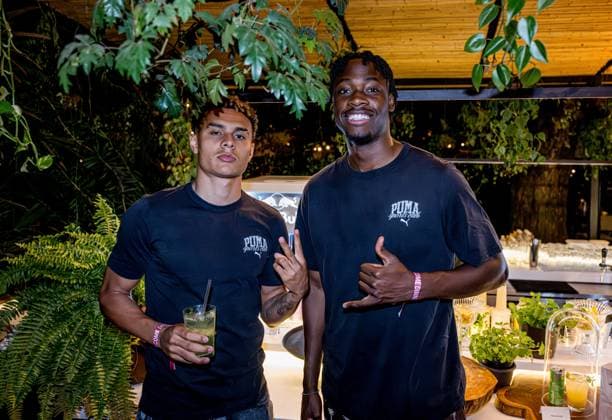 Leipzigs Antonio Nusa und El Chadaille Bitshiabu. RB Leipzig beim Welcome Dinner von Red Bull Brasil. RB Leipzig am 24. Mai 2025 im Trainingslager in Sao Paulo, Brasilien. Sao Paulo (Brasilien). Trainingslager RB Leipzig - Welcome Dinner