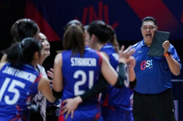 (250605) -- BEIJING, June 5, 2025 -- Kiattipong Radchatagriengkai (1st R), head coach of Thailand, gives instructions during the Pool 3 match between Belgium and Thailand at the Women s Volleyball Nations League (VNL) 2025 at the National Indoor Stadium in Beijing, China, June 5, 2025. ) (SP)CHINA-BEIJING-VOLLEYBALL-VNL-BELGIUM VS THAILAND (CN) JuxHuanzong 