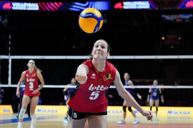 (250605) -- BEIJING, June 5, 2025 -- Tea Radovic (front) of Belgium saves the ball during the Pool 3 match between Belgium and Thailand at the Women s Volleyball Nations League (VNL) 2025 at the National Indoor Stadium in Beijing, China, June 5, 2025. ) (SP)CHINA-BEIJING-VOLLEYBALL-VNL-BELGIUM VS THAILAND (CN) JuxHuanzong 
