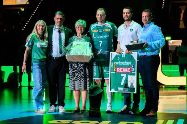 Leipzig: HBL - 24 25 - SC DHfK Leipzig - SG BBM Bietigheim Luca Witzke (Leipzig) mit seiner Familie und Geschäftsführer Karsten Günther, Direktor Bastian Roschek Leipzig Quaterback Arena Deutschland