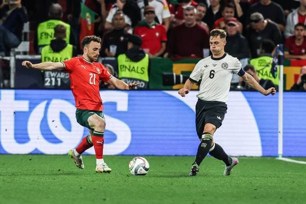 Fussball, UEFA Nations League Saison 2024 2025 Final Four - Halbfinale Deutschland - Portugal 04.06.2025, Munich Football Arena Diogo Jota (Portugal, 21) Joshua Kimmich (Deutschland, 6) Zweikampf München Munich Football Arena (Allianz Arena) Bayern Deutschland