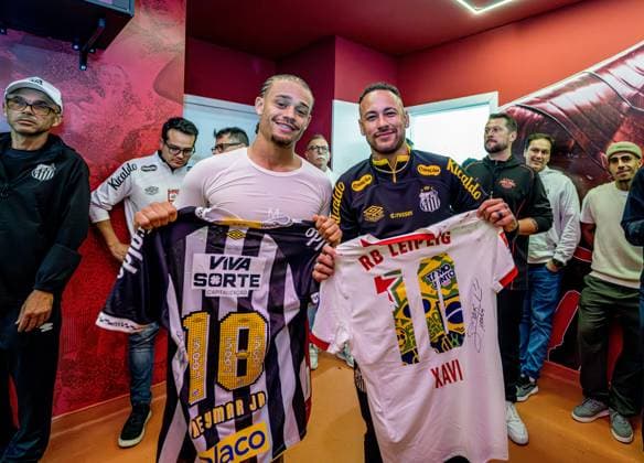 Leipzigs Xavi Simons und Neymar Jr. von Santos tauschen nach dem Spiel Trikots aus. Testspiel RB Leipzig - FC Santos 3:1 am 28. Mai 2025 im Trainingslager in Braganza, Brasilien. Estadio Cicero De Souza, Braganza (Brasilien). RB Leipzig - FC Santos 3:1