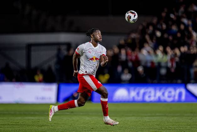 Leipzigs El Chadaille Bitshiabu. Testspiel RB Leipzig - FC Santos 3:1 am 28. Mai 2025 im Trainingslager in Braganza, Brasilien. Estadio Cicero De Souza, Braganza (Brasilien). RB Leipzig - FC Santos 3:1