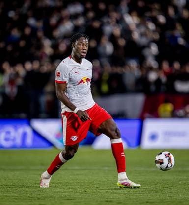 Leipzigs El Chadaille Bitshiabu. Testspiel RB Leipzig - FC Santos 3:1 am 28. Mai 2025 im Trainingslager in Braganza, Brasilien. Estadio Cicero De Souza, Braganza (Brasilien). RB Leipzig - FC Santos 3:1