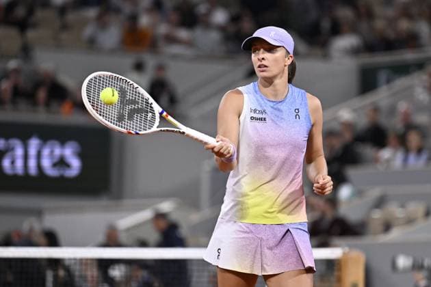 2025 Roland-Garros - Day 12 PARIS, FRANCE - JUNE 5: Iga Swiatek of Poland in action against Aryna Sabalenka (not seen) during the Women s Singles semi-final match on Day Twelve of the 2025 French Open at Court Philippe-Chatrier in Paris, France on June 5, 2025. Burak Akbulut Anadolu Paris France. Editorial use only. Please get in touch for any other usage.  Copyright: x2025xAnadoluxBurakxAkbulutx