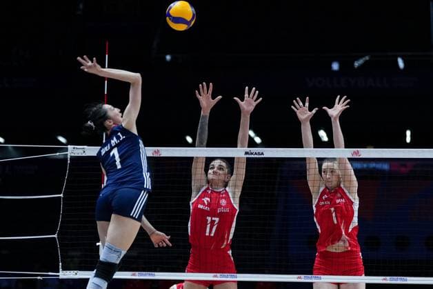 Sport Bilder des Tages (250605) -- BEIJING, June 5, 2025 -- Malwina Smarzek (C) and Aleksandra Gryka (R) of Poland block the ball during the Pool 3 match between China and Poland at the Women s Volleyball Nations League (VNL) 2025 Beijing, at the National Indoor Stadium in Beijing, China, June 5, 2025. ) (SP) CHINA-BEIJING-VOLLEYBALL-VNL-CHINA VS POLAND(CN) JuxHuanzong 