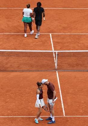 (250605) -- PARIS, June 5, 2025 -- Sara Errani(Bottom L) Andrea Vavassori(Bottom R) celebrate during the mixed doubles final match between Taylor Townsend Evan King of the United States and Sara Errani Andrea Vavassori of Italy at the French Open tennis tournament at Roland Garros, Paris, France, June 5, 2025. ) (SP)FRANCE-PARIS-TENNIS-FRENCH OPEN-MIXED DOUBLES-FINAL GaoxJing 