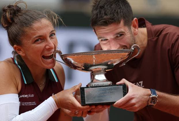 Bilder des Jahres 2025, Sport 06 Juni Sport Themen der Woche KW23 Sport Bilder des Tages (250605) -- PARIS, June 5, 2025 -- Sara Errani(L) Andrea Vavassori celebrate during the awarding ceremony after the mixed doubles final match between Taylor Townsend Evan King of the United States and Sara Errani Andrea Vavassori of Italy at the French Open tennis tournament at Roland Garros, Paris, France, June 5, 2025. ) (SP)FRANCE-PARIS-TENNIS-FRENCH OPEN-MIXED DOUBLES-FINAL GaoxJing 
